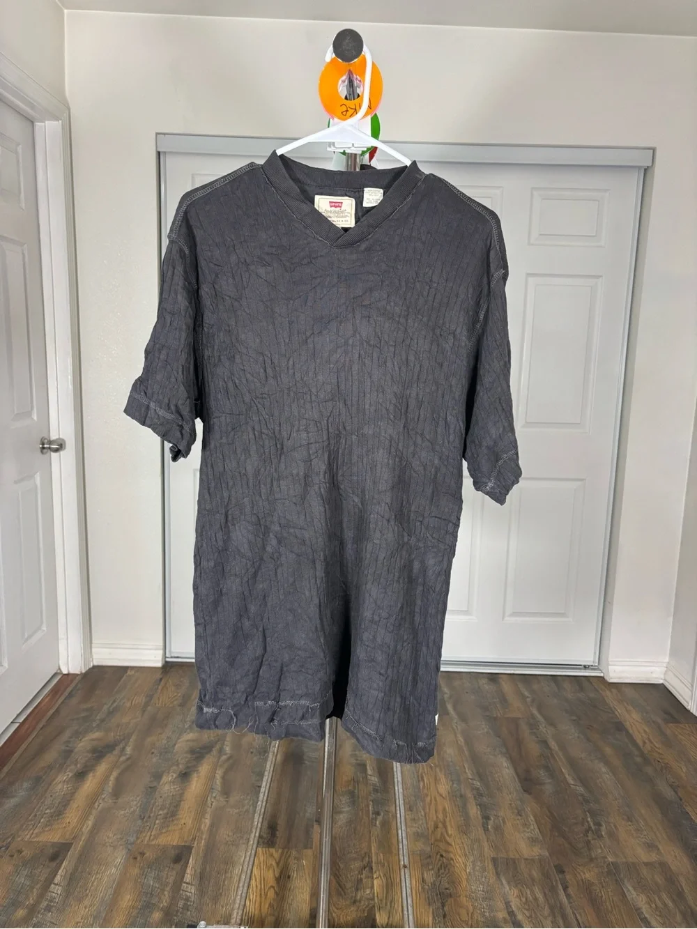 Levi's Men's V-Neck Short Sleeve Tee - Charcoal Gray